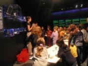 Une animatrice de l'Espace des sciences avec un groupe d'enfants
