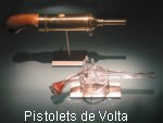 2 pistolets de Volta, l'un en verre, l'autre électrique