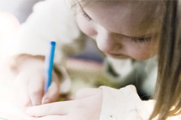 Petite fille dessinant - Dan Foy, CC-by