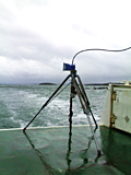Photographie : Au cours de ce test de propagation effectué en rade de Brest, l'analyse du signal reçu a mis en évidence l'effet de masquage de l'île Ronde visible en arrière-plan.