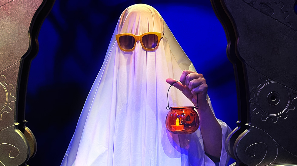 fantome portant des lunettes jaunes et un lampion citrouille