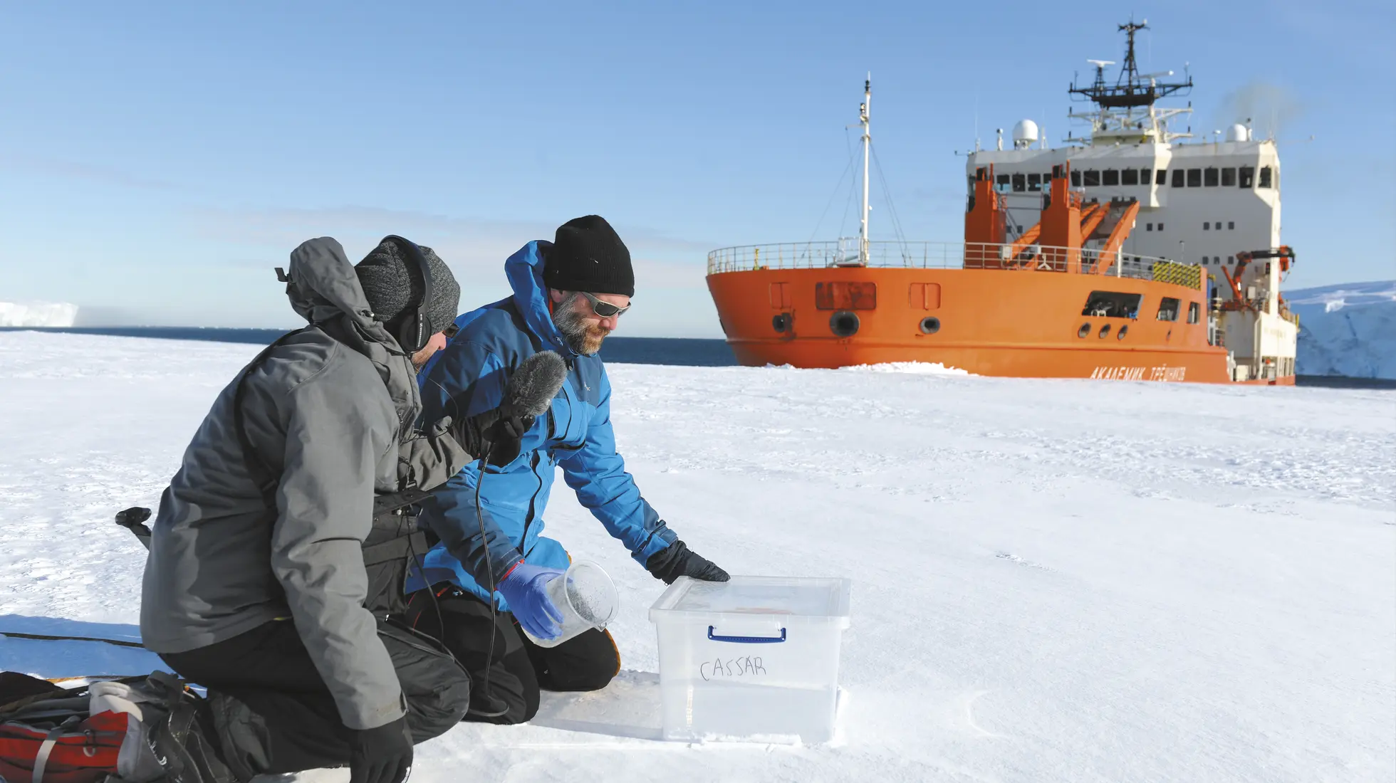 Loïs Magnien collectant un échantillon de neige