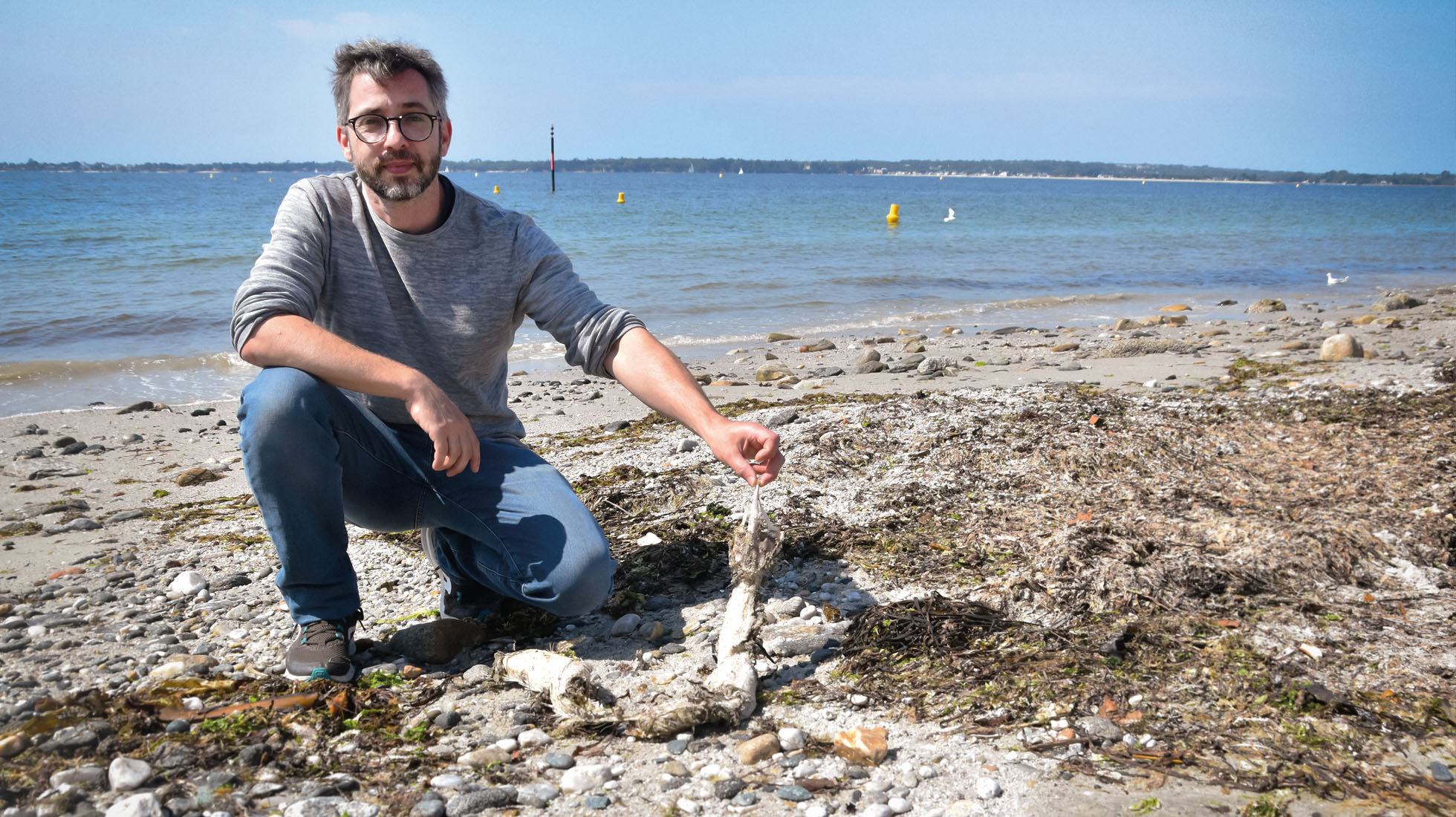 Samuel Iglésias avec un congre échoué