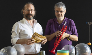 Édouard Kierlik et Jean-Michel Courty avec des instruments