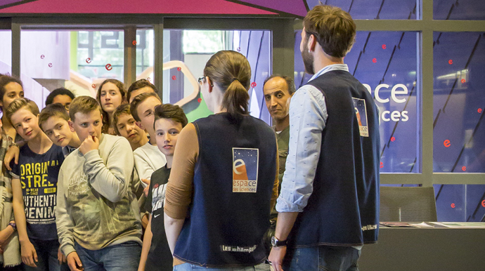 groupe scolaire devant le Labo