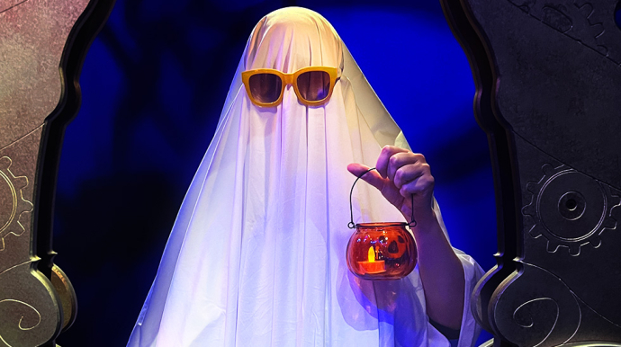fantome portant des lunettes jaunes et un lampion citrouille