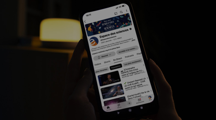 photo d'un téléphone portable sur lequel est ouvert la chaine youtube de l'espace des sciences