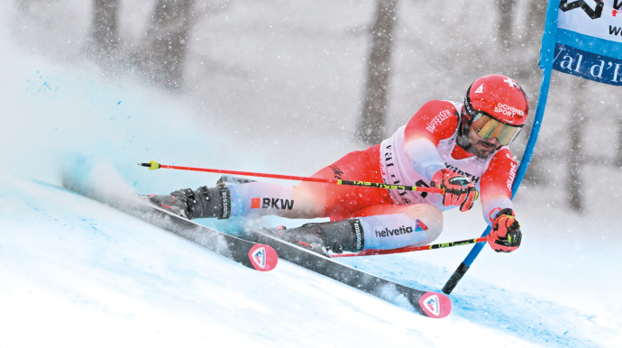 Skieur en descente lors d'une compétition