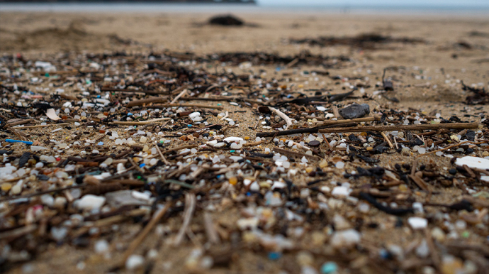 déchets plastiques sur une plage