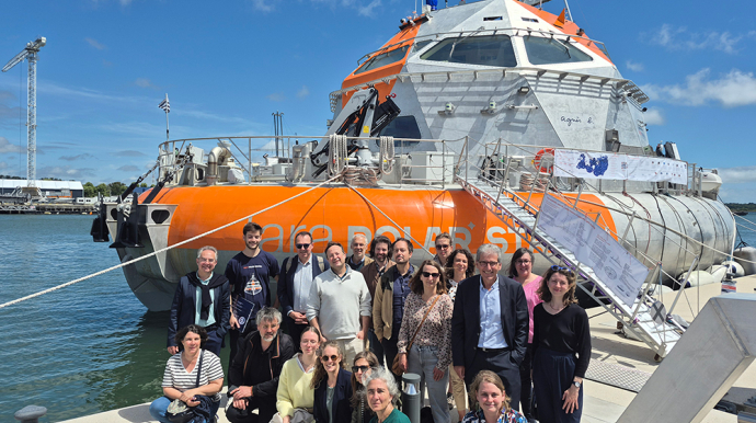 Membres du Pôle Bretagne Culture Scientifique posants devant le Tara Polar Station à Lorient 11/06/2026