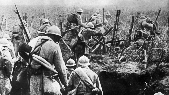 Soldats français à l'assaut sortent de leur tranchée pendant la bataille de Verdun, 1916