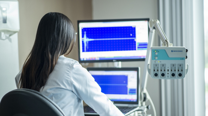 Portrait d'une femme travaillant sur les enjeux de la santé publique