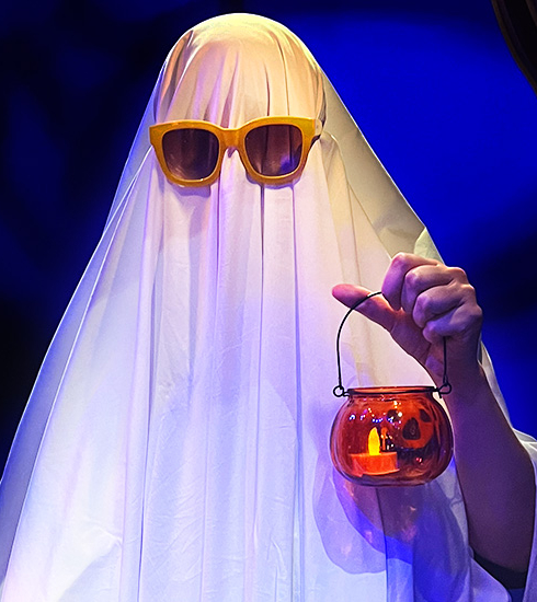 fantome portant des lunettes jaunes et un lampion citrouille