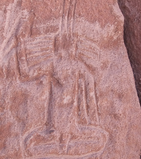 photo d'une ancienne gravure sur un mur