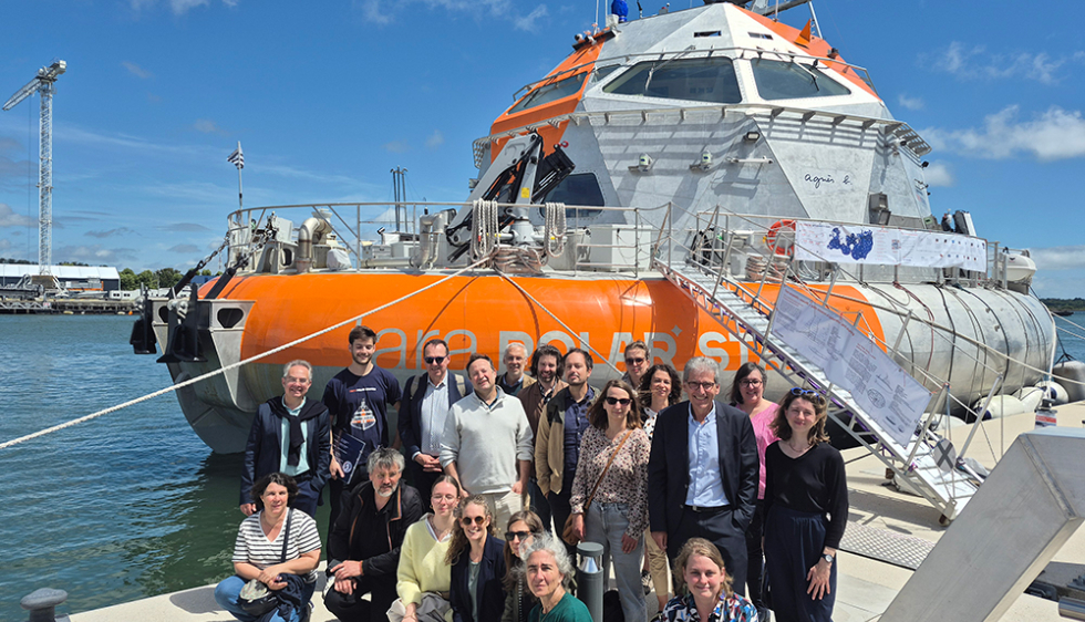 Membres du Pôle Bretagne Culture Scientifique posants devant le Tara Polar Station à Lorient 11/06/2026