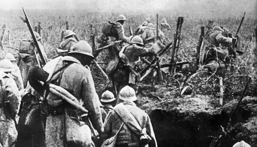 Soldats français à l'assaut sortent de leur tranchée pendant la bataille de Verdun, 1916