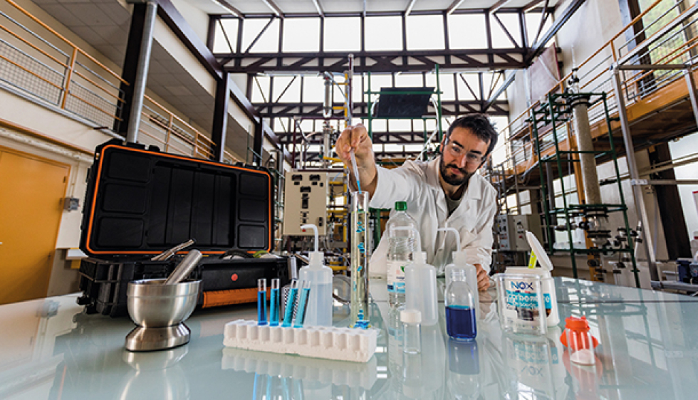 Les Enfants Apprennent Et Font Des Expériences Scientifiques En