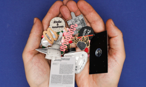 mains avec objets au milieu